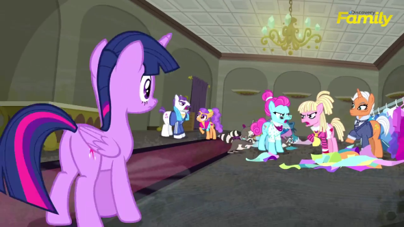 Twilight_Sparkle_looks_at_several_ponies_complaining_S06E09